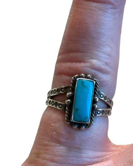 Vintage sterling silve 925 turquoise hammered design Navajo ring