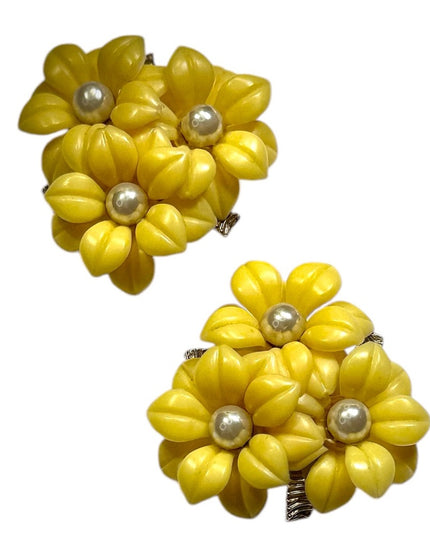 Vintage canary yellow plastic flower bouquet faux pearl clip on earrings