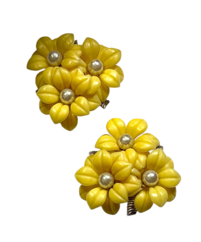 Vintage canary yellow plastic flower bouquet faux pearl clip on earrings
