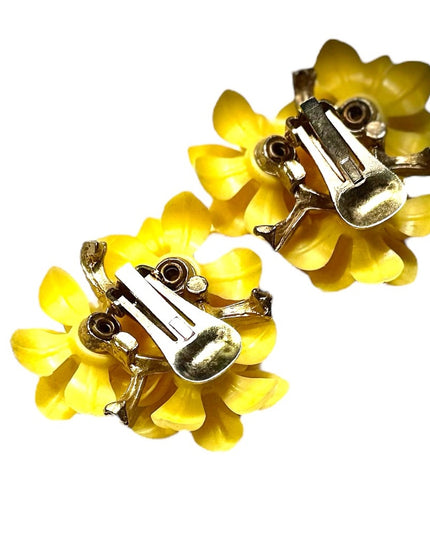 Vintage canary yellow plastic flower bouquet faux pearl clip on earrings