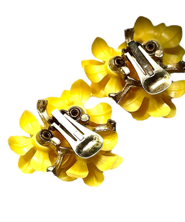 Vintage canary yellow plastic flower bouquet faux pearl clip on earrings