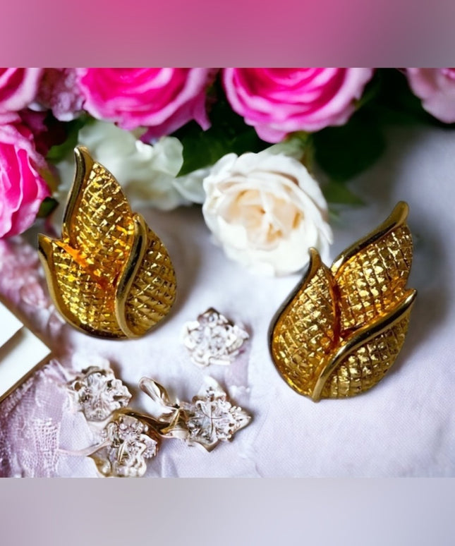 Vintage CORO gold leaf Fancy clip on earrings