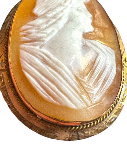 Vintage 1930s Elegant rolled gold shell Cameo Brooch