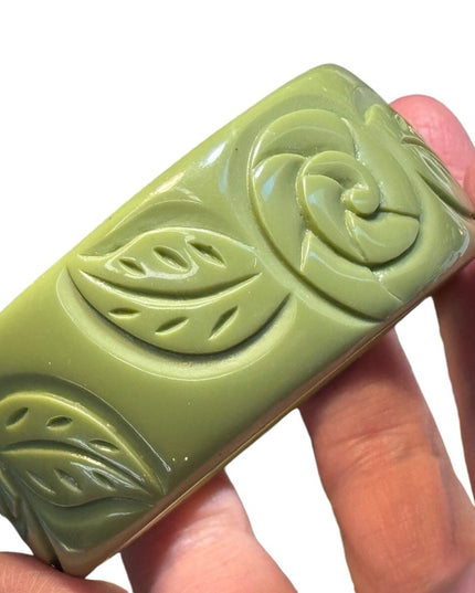 Vintage MCM 1950s chunky Bakelite Green Floral Bangle Bracelet