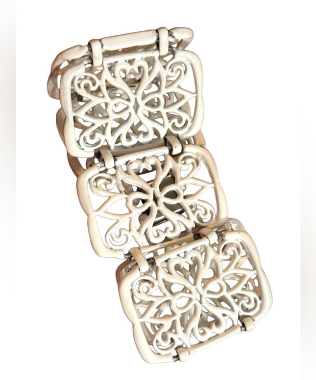 Elegant vintage 1970s enameled white floral filagree Bracelet