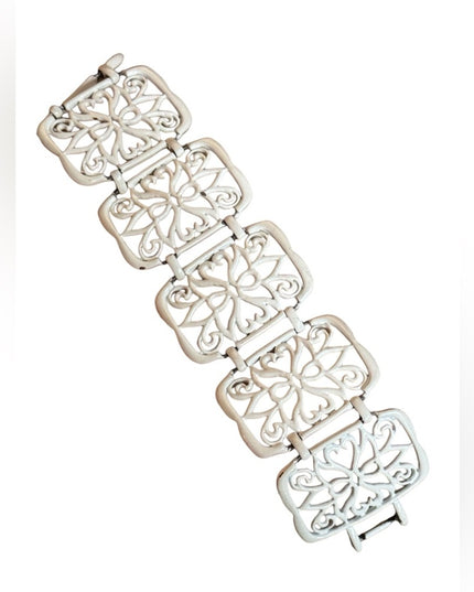 Elegant vintage 1970s enameled white floral filagree Bracelet