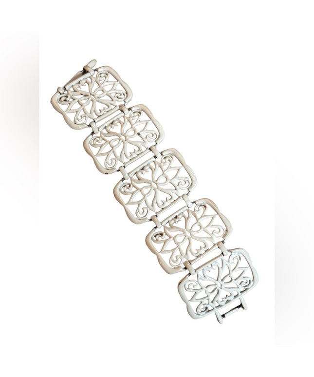Elegant vintage 1970s enameled white floral filagree Bracelet