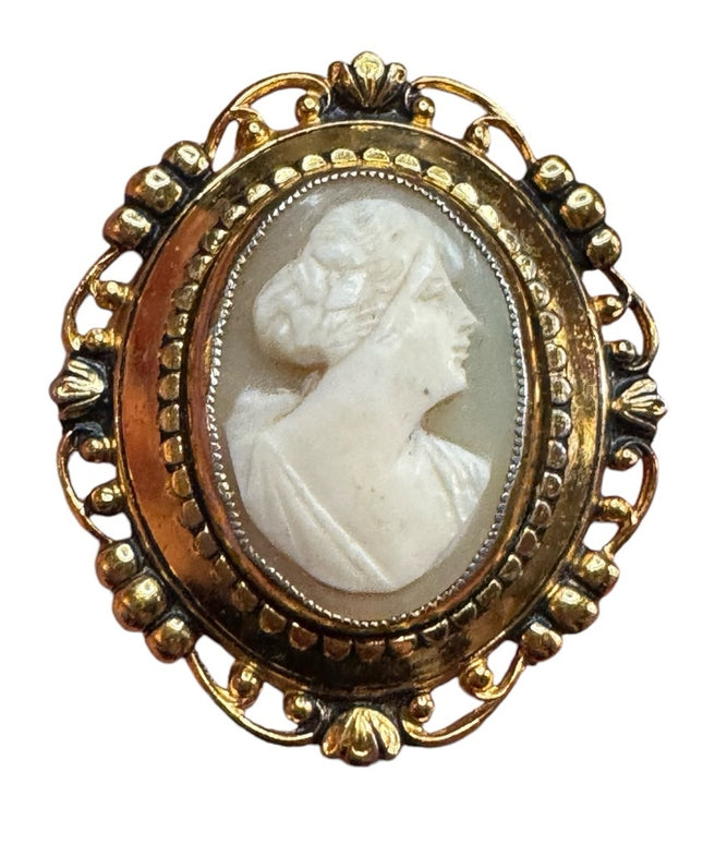 Elegant vintage Gold plt carved shell Cameo brooch