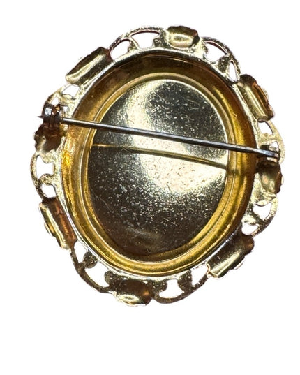 Elegant vintage Gold plt carved shell Cameo brooch