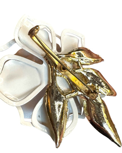 Vintage 1960s Metal enameled white  flower brooch