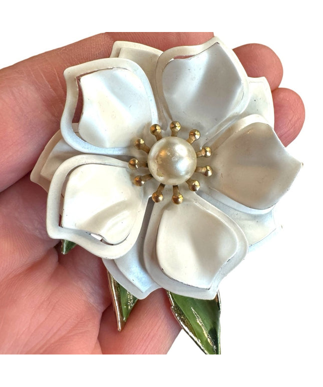 Vintage 1960s Metal enameled white  flower brooch