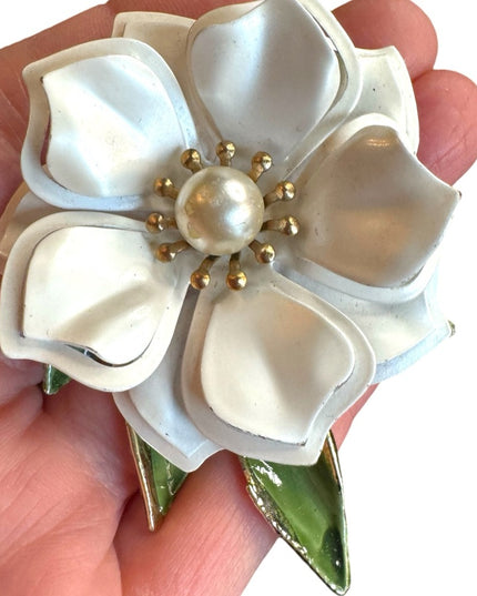 Vintage 1960s Metal enameled white  flower brooch
