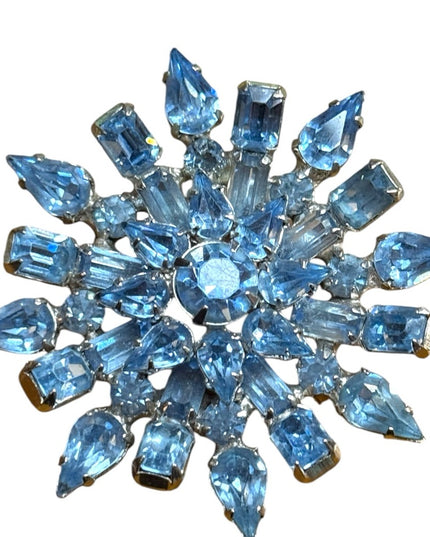 Vintage 1950s Stunning flower starburst BLUE Crystal Brooch