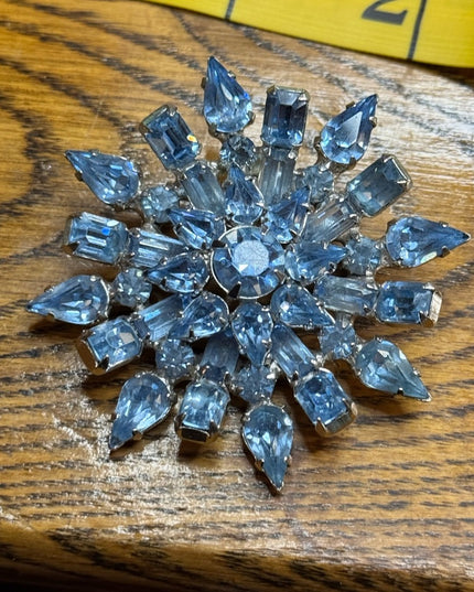 Vintage 1950s Stunning flower starburst BLUE Crystal Brooch