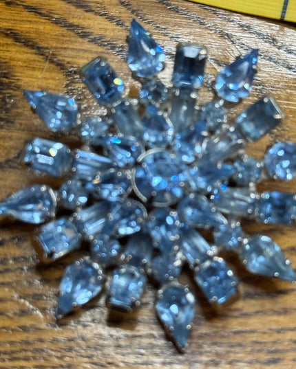 Vintage 1950s Stunning flower starburst BLUE Crystal Brooch