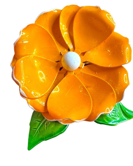 Vintage 1950s So pretty Orange & white metal
Flower Brooch