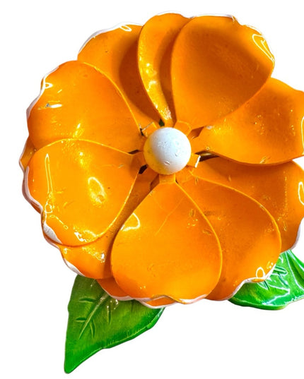 Vintage 1950s So pretty Orange & white metal
Flower Brooch