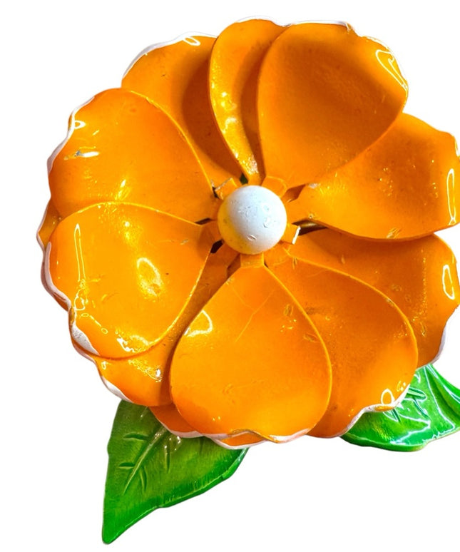 Vintage 1950s So pretty Orange & white metal
Flower Brooch