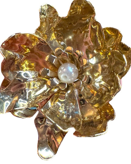 Gold metal vintage Floral  flower Pearl accent Brooch