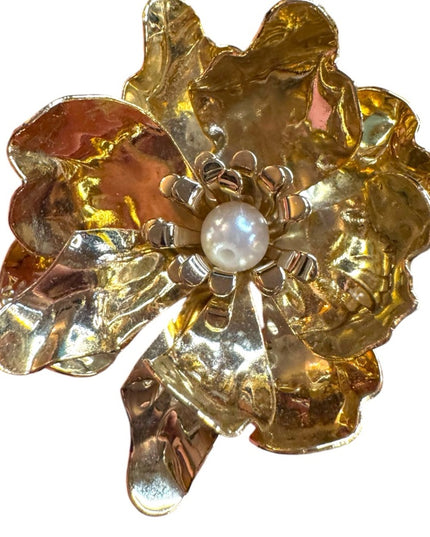 Gold metal vintage Floral  flower Pearl accent Brooch