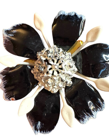 Elegant vintage 1970s Black & white Floral flower Brooch