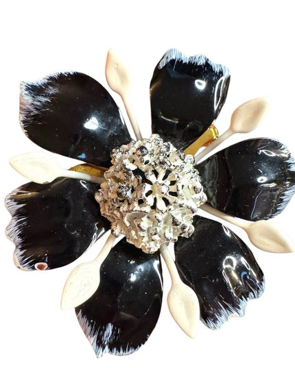 Elegant vintage 1970s Black & white Floral flower Brooch