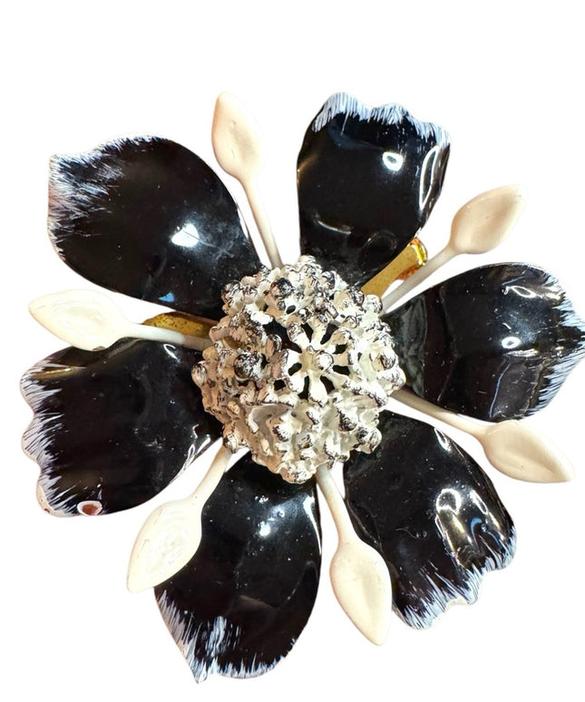 Elegant vintage 1970s Black & white Floral flower Brooch