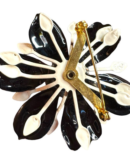 Elegant vintage 1970s Black & white Floral flower Brooch