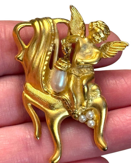 Vintage seated Victorian angel gold plt fancy brooch Cerub faux pearl accent