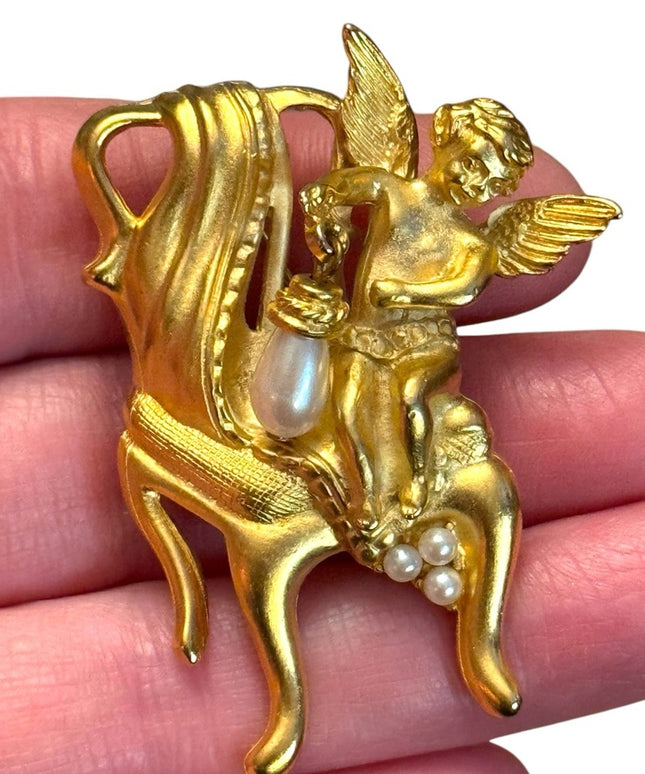 Vintage seated Victorian angel gold plt fancy brooch Cerub faux pearl accent