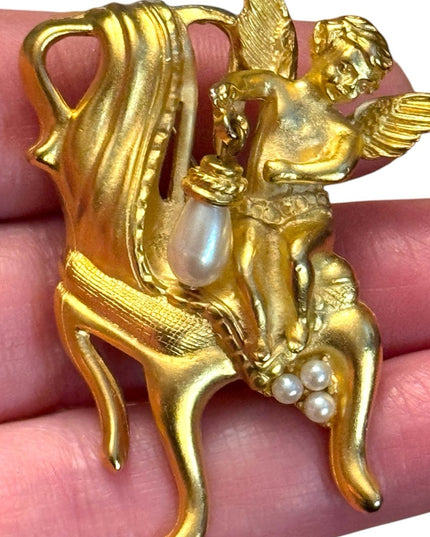 Vintage seated Victorian angel gold plt fancy brooch Cerub faux pearl accent
