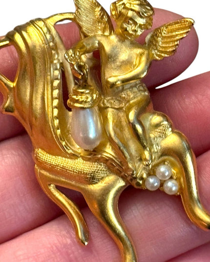 Vintage seated Victorian angel gold plt fancy brooch Cerub faux pearl accent