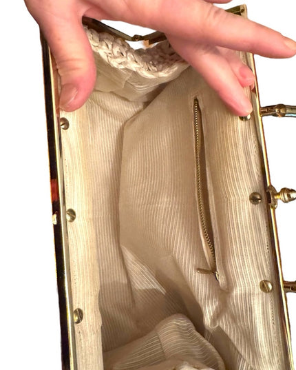 Women's Vintage Woven Straw Handbag with Gold Metal Top Handle Kiss lock 1960s