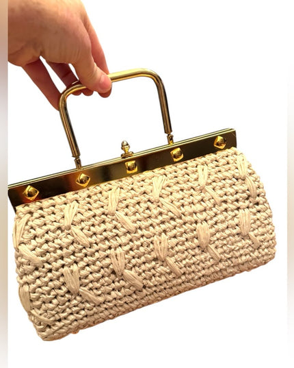 Women's Vintage Woven Straw Handbag with Gold Metal Top Handle Kiss lock 1960s