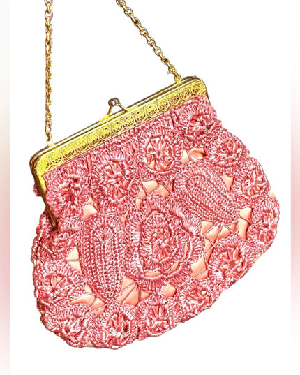 - Lovely vintage 1950s Mid century Pink satin with crochet flower ITALY purse