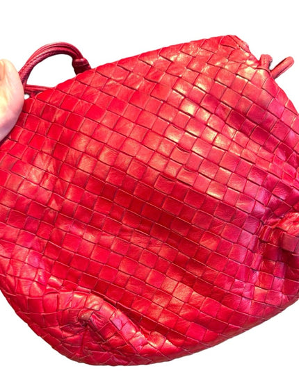 Elegant Vintage 1970s Bottega Veneta Red Woven Leather Shoulder Bag Italy