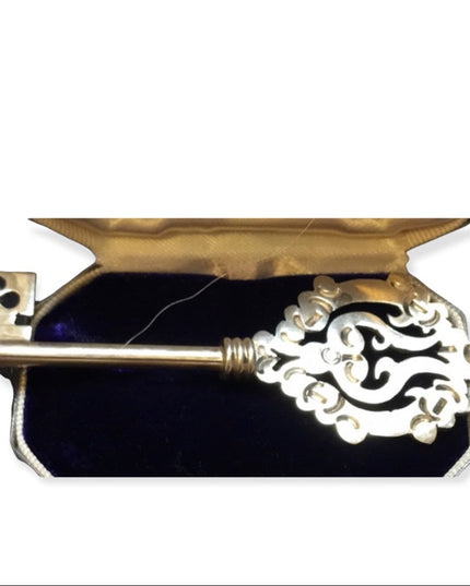 Vintage heavy sterling silver 925 skeleton silver key brooch