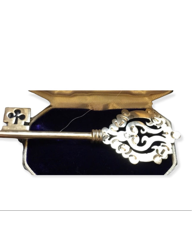 Vintage heavy sterling silver 925 skeleton silver key brooch