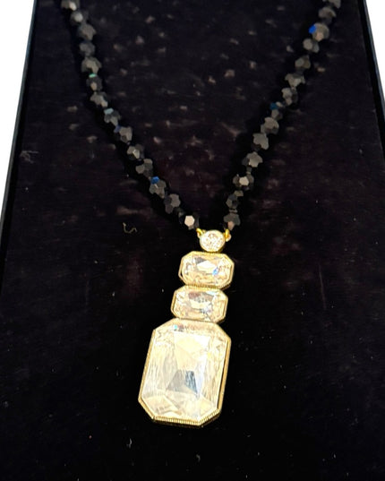 Elegant HEIDI DAUS
Ice Single Strand Pendant Necklace Black and Gold Necklace