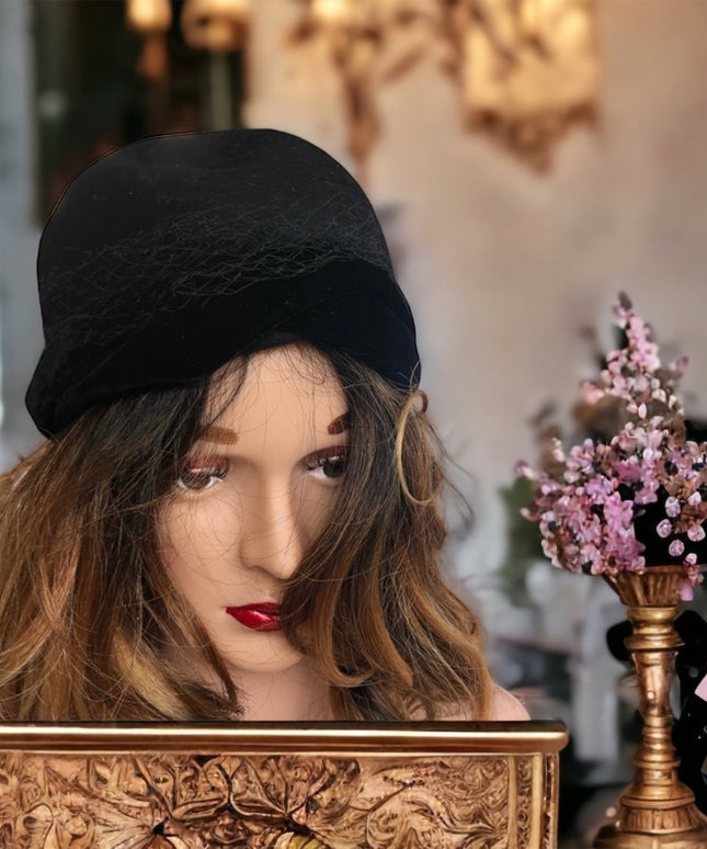 Vintage 1940s black Fancy felt hat sz med