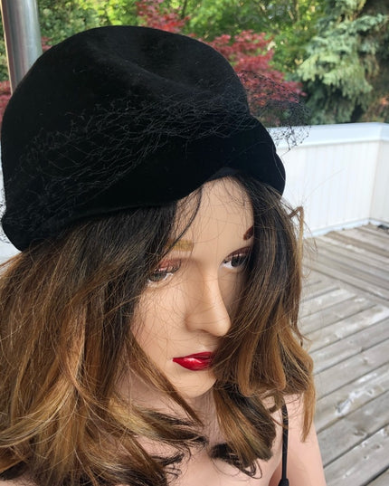 Vintage 1940s black Fancy felt hat sz med