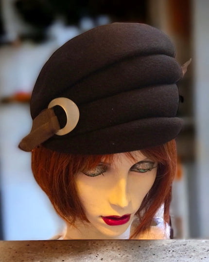 Vintage Brown Felt hat 1940s Cloche Stunning