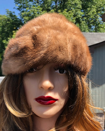Vintage 1970s Simpsons Blond Mink fur hat 20”
