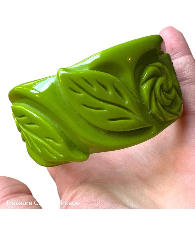 Vintage Mid Century 1950s Green Apple flower Bakelite Chunky bracelet.