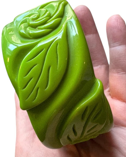 Vintage Mid Century 1950s Green Apple flower Bakelite Chunky bracelet.