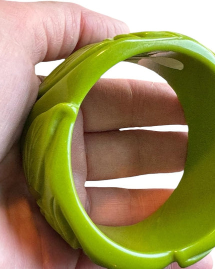 Vintage Mid Century 1950s Green Apple flower Bakelite Chunky bracelet.