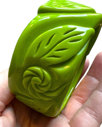 Vintage Mid Century 1950s Green Apple flower Bakelite Chunky bracelet.