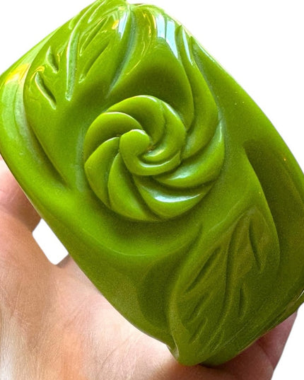 Vintage Mid Century 1950s Green Apple flower Bakelite Chunky bracelet.
