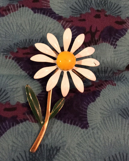 Vintage daisey flower metal brooch