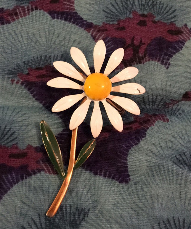 Vintage daisey flower metal brooch